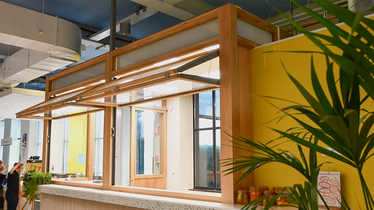 Vouwhefluik in bedrijfskantine